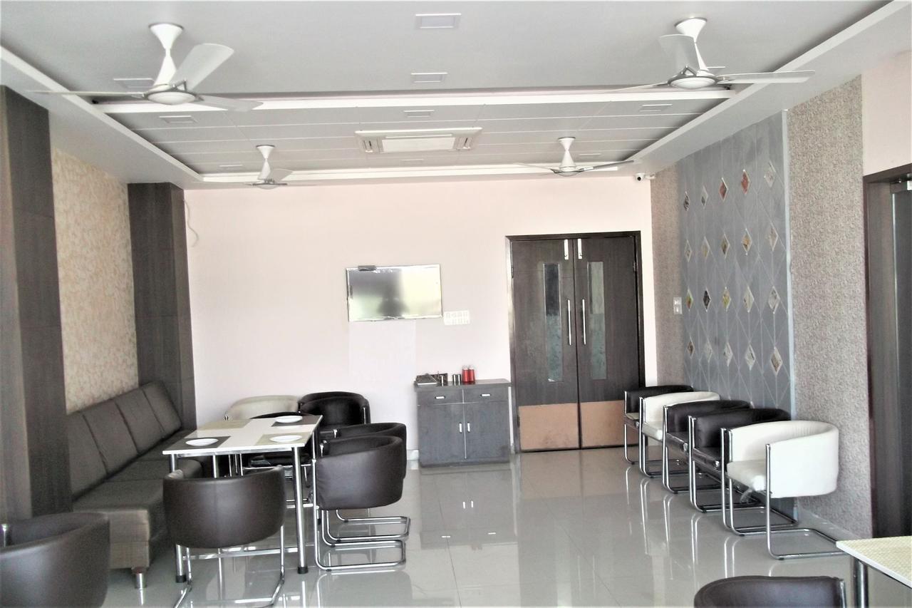 Oyo 10360 Hotel Grand Manoranjan Gorakhpur Exterior foto